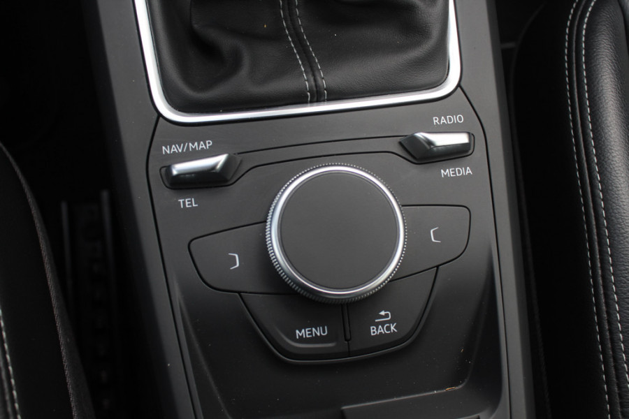 Audi Q2 30 TFSI Sport 3x S-line / Trekhaak / Navigatie / Parkeerhulp achter / 17'' / Getint glas / Cruise Control