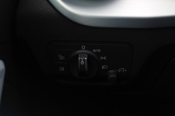 Audi Q2 30 TFSI Sport 3x S-line / Trekhaak / Navigatie / Parkeerhulp achter / 17'' / Getint glas / Cruise Control