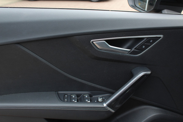 Audi Q2 30 TFSI Sport 3x S-line / Trekhaak / Navigatie / Parkeerhulp achter / 17'' / Getint glas / Cruise Control