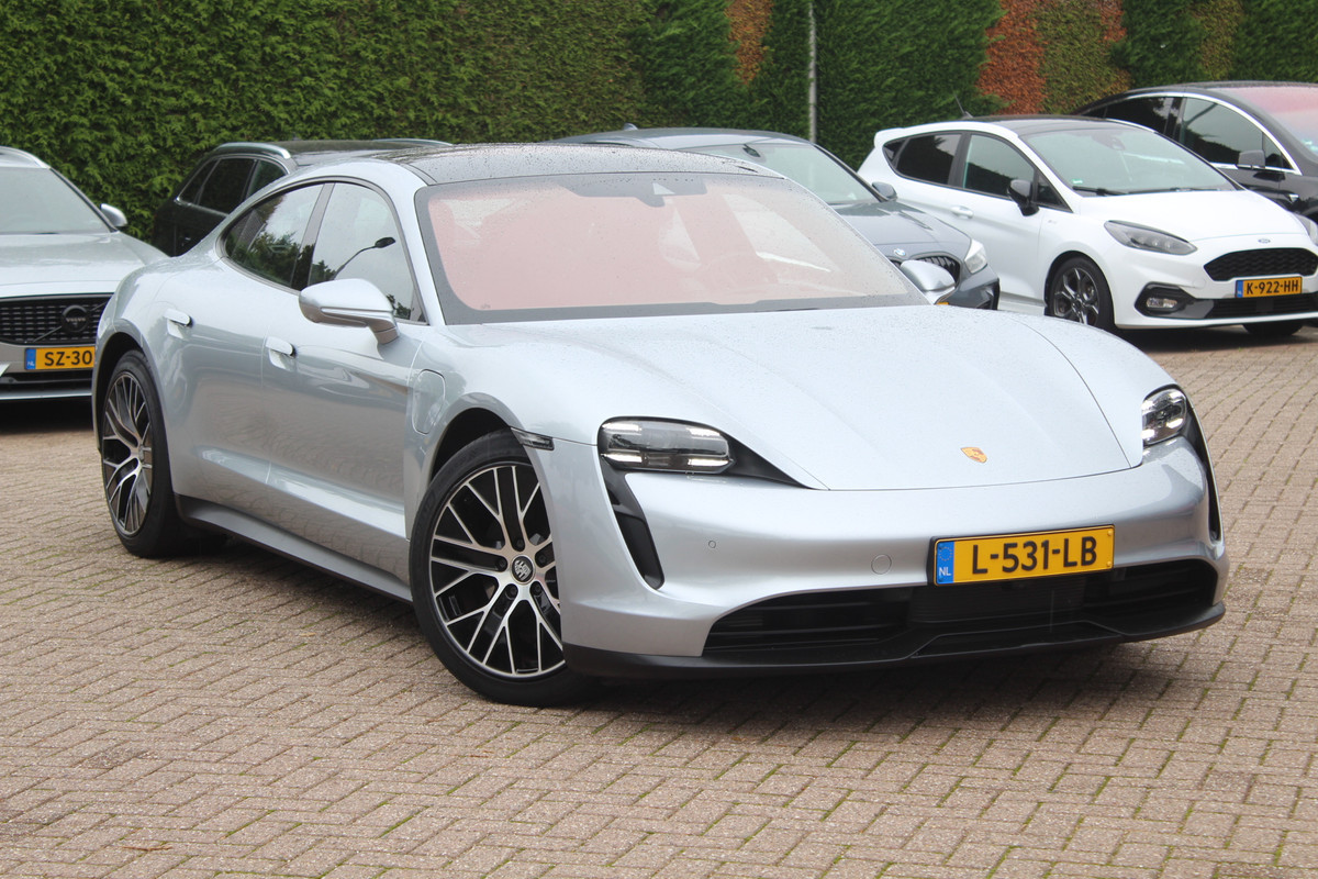 Porsche Taycan Performance 84 kWh / NIEUWSTAAT! / SoH 94.5% / Panoramadak / 360Camera / Adaptieve stoelen / Sportchrono / 20'' / Bose / Keyless / Dodehoek / Navigatie / Stoelverwarming / Cruise Control Porsche Taycan Performance 84 kWh / NIEUWSTAAT! / SoH 94.5% / Panoramadak / 360Camera / Adaptieve stoelen / Sportchrono / 20'' / Bose / Keyless / Dodehoek / Navigatie / Stoelverwarming / Cruise Control