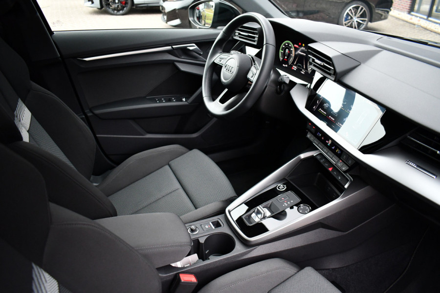 Audi A3 Sportback 40 TFSI e S-Line Pano ACC S-zetels 18inch Audi A3 Sportback 40 TFSI e S-Line Pano ACC S-zetels 18inch
