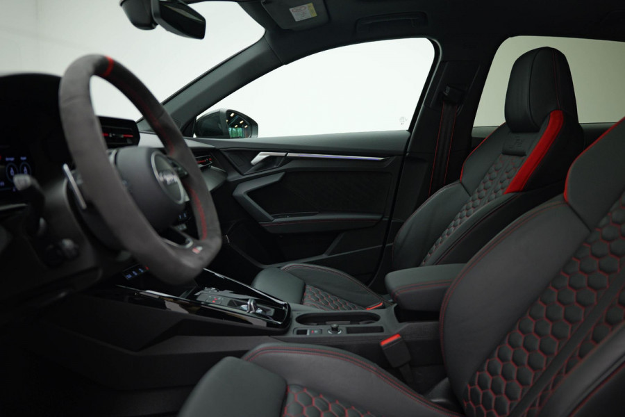 Audi RS3 Sportback 2.5 TFSI quattro |Keramisch|Pano|360|Carbon|HUD|B&O|Memory| Audi RS3 Sportback 2.5 TFSI quattro |Keramisch|Pano|360|Carbon|HUD|B&O|Memory|