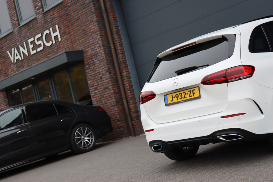 Mercedes-Benz B-Klasse 220 AMG Line Premium+ | Panoramadak | Augmented Reality | Advanced Sound System | Keyless Go | Cruise Control | Stoelverwarming | Dodehoekassistent | Nightpakket |