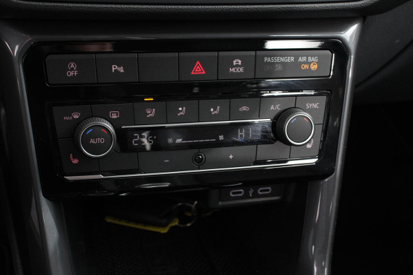 Volkswagen T-Cross 1.5 TSI DSG Style Team Navigatie Apple Carplay/Android Auto Adaptive cruise control Parkeersensoren Camera Stoelverwarming Virtual Cockpit Keyless Entry Lane assist Privacy glas