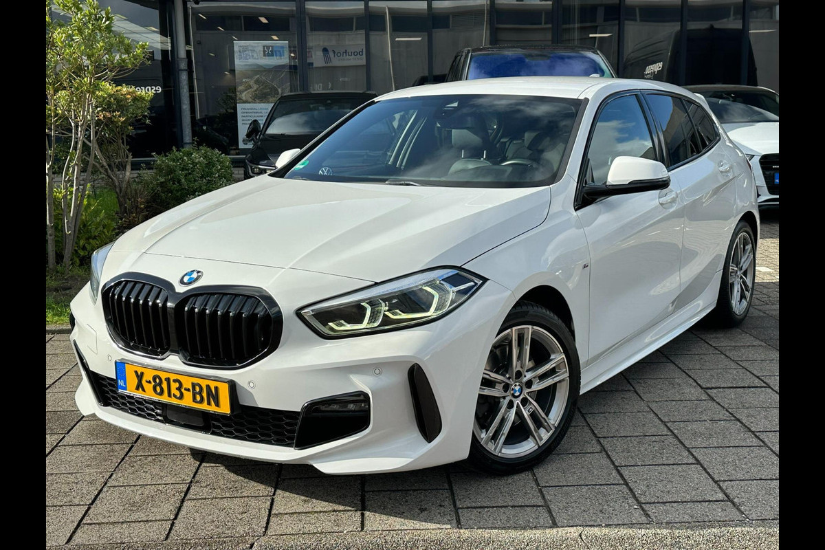 BMW 1-serie 118i High Executive l M-PAKKET l SFEERVERLICHTING BMW 1-serie 118i High Executive l M-PAKKET l SFEERVERLICHTING