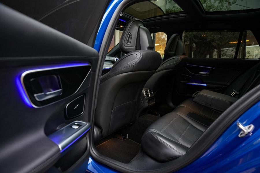 Mercedes-Benz C-Klasse 300 e AMG Line Panoramadak Full Ambient Adapt. Cruise Laser LED 360Cam 19''LM Mercedes-Benz C-Klasse 300 e AMG Line Panoramadak Full Ambient Adapt. Cruise Laser LED 360Cam 19''LM