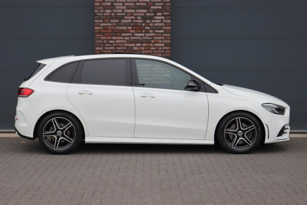 Mercedes-Benz B-Klasse 220 AMG Line Premium+ | Panoramadak | Augmented Reality | Advanced Sound System | Keyless Go | Cruise Control | Stoelverwarming | Dodehoekassistent | Nightpakket |