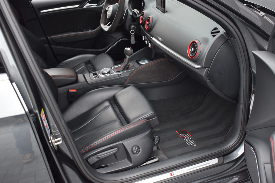 Audi RS3 Limousine 2.5 TFSI 400pk Quattro Pano | Magnetic ride | B&O Audi RS3 Limousine 2.5 TFSI 400pk Quattro Pano | Magnetic ride | B&O