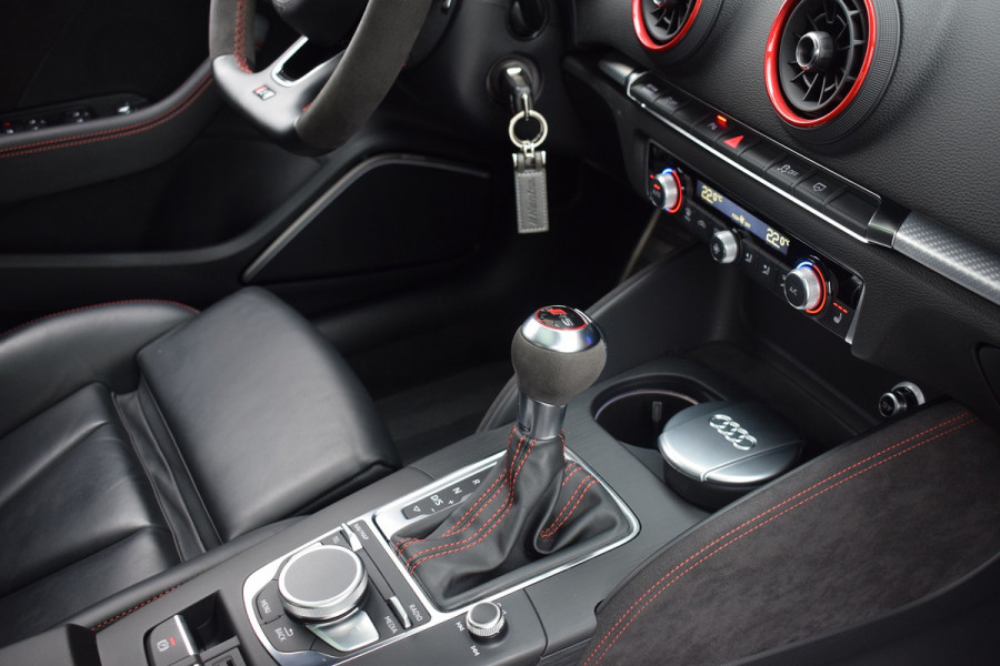 Audi RS3 Limousine 2.5 TFSI 400pk Quattro Pano | Magnetic ride | B&O Audi RS3 Limousine 2.5 TFSI 400pk Quattro Pano | Magnetic ride | B&O