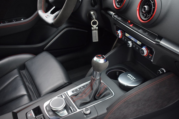 Audi RS3 Limousine 2.5 TFSI 400pk Quattro Pano | Magnetic ride | B&O Audi RS3 Limousine 2.5 TFSI 400pk Quattro Pano | Magnetic ride | B&O