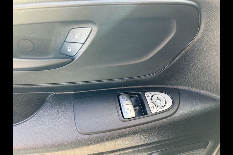 Mercedes-Benz Vito 114 CDI Lang / 9G-TRONIC / Trekhaak / Camera / Parkeersensoren / Navigatie / Cruise control / Airco / Achterdeuren Mercedes-Benz Vito 114 CDI Lang / 9G-TRONIC / Trekhaak / Camera / Parkeersensoren / Navigatie / Cruise control / Airco / Achterdeuren