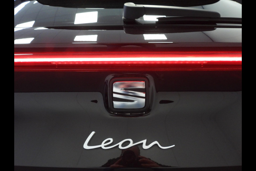 Seat Leon Sportstourer 1.0 eTSI Aut. Style Business Intense NAVI/CAMERA/LED/TREKH./17"LMV!