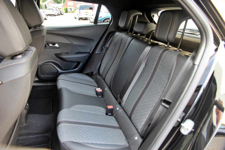 Peugeot 2008 1.2 PureTech 130 Allure | ACC | 360 | Carplay | Keyless Peugeot 2008 1.2 PureTech 130 Allure | ACC | 360 | Carplay | Keyless