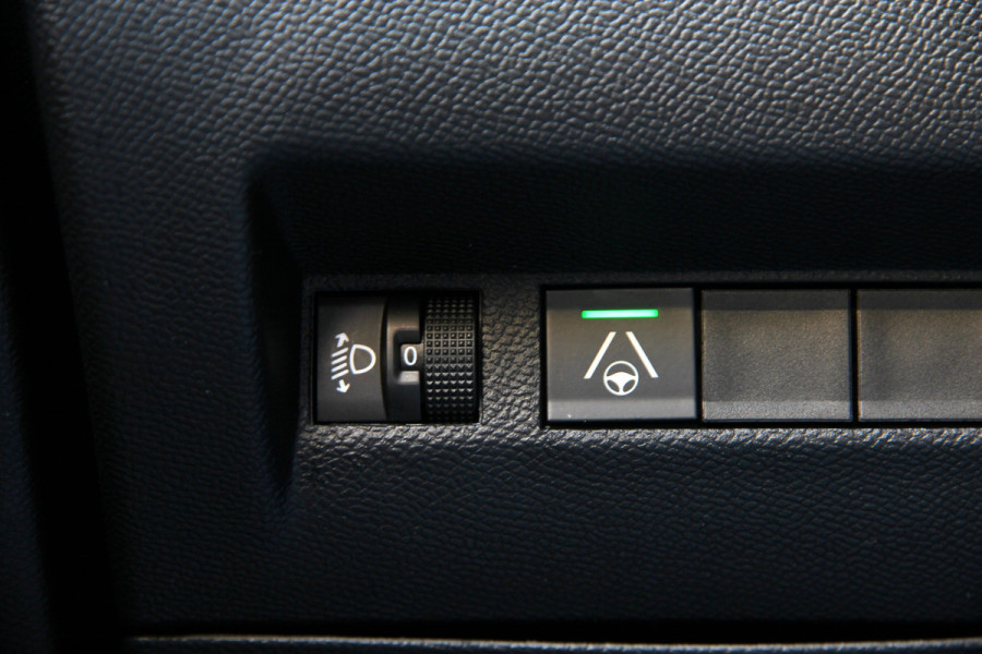 Peugeot 2008 1.2 PureTech 130 Allure | ACC | 360 | Carplay | Keyless Peugeot 2008 1.2 PureTech 130 Allure | ACC | 360 | Carplay | Keyless
