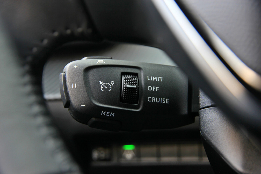 Peugeot 2008 1.2 PureTech 130 Allure | ACC | 360 | Carplay | Keyless Peugeot 2008 1.2 PureTech 130 Allure | ACC | 360 | Carplay | Keyless