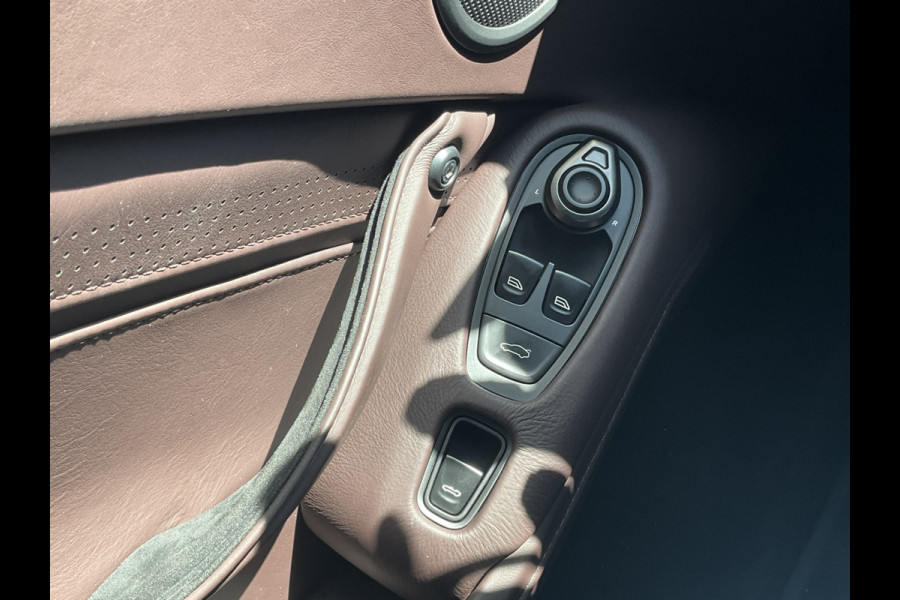 Aston Martin Vantage Roadster 4.0 V8 360° Leer Sportzetels 21 Inch Xenon-Grey 10.487KM! Aston Martin Vantage Roadster 4.0 V8 360° Leer Sportzetels 21 Inch Xenon-Grey 10.487KM!