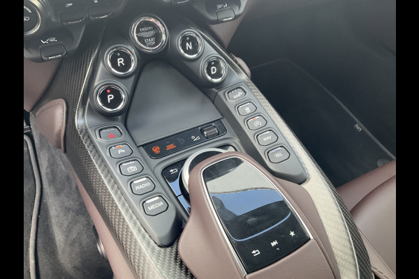 Aston Martin Vantage Roadster 4.0 V8 360° Leer Sportzetels 21 Inch Xenon-Grey 10.487KM! Aston Martin Vantage Roadster 4.0 V8 360° Leer Sportzetels 21 Inch Xenon-Grey 10.487KM!