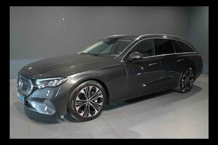 Mercedes-Benz E-Klasse Estate 300e AVANTGARDE ** LED, TREKH, DISTR, SPIEGEL, KEYLESS, AMBIENTE ** 1e EIG - € 23.500,= onder NP - UNFALLFREI ** ** INFORMEER OOK NAAR ONZE AANTREKKELIJKE FINANCIAL-LEASE TARIEVEN ** Mercedes-Benz E-Klasse Estate 300e AVANTGARDE ** LED, TREKH, DISTR, SPIEGEL, KEYLESS, AMBIENTE ** 1e EIG - € 23.500,= onder NP - UNFALLFREI ** ** INFORMEER OOK NAAR ONZE AANTREKKELIJKE FINANCIAL-LEASE TARIEVEN **