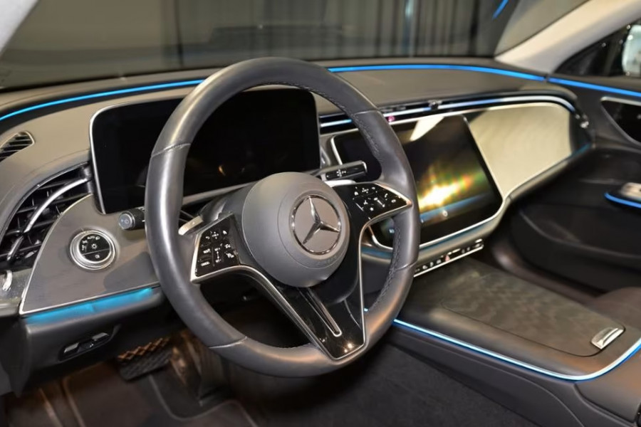 Mercedes-Benz E-Klasse Estate 300e AVANTGARDE ** LED, TREKH, DISTR, SPIEGEL, KEYLESS, AMBIENTE ** 1e EIG - € 23.500,= onder NP - UNFALLFREI ** ** INFORMEER OOK NAAR ONZE AANTREKKELIJKE FINANCIAL-LEASE TARIEVEN ** Mercedes-Benz E-Klasse Estate 300e AVANTGARDE ** LED, TREKH, DISTR, SPIEGEL, KEYLESS, AMBIENTE ** 1e EIG - € 23.500,= onder NP - UNFALLFREI ** ** INFORMEER OOK NAAR ONZE AANTREKKELIJKE FINANCIAL-LEASE TARIEVEN **