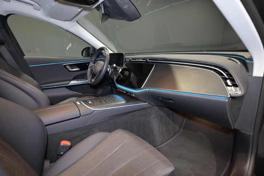 Mercedes-Benz E-Klasse Estate 300e AVANTGARDE ** LED, TREKH, DISTR, SPIEGEL, KEYLESS, AMBIENTE ** 1e EIG - € 23.500,= onder NP - UNFALLFREI ** ** INFORMEER OOK NAAR ONZE AANTREKKELIJKE FINANCIAL-LEASE TARIEVEN ** Mercedes-Benz E-Klasse Estate 300e AVANTGARDE ** LED, TREKH, DISTR, SPIEGEL, KEYLESS, AMBIENTE ** 1e EIG - € 23.500,= onder NP - UNFALLFREI ** ** INFORMEER OOK NAAR ONZE AANTREKKELIJKE FINANCIAL-LEASE TARIEVEN **
