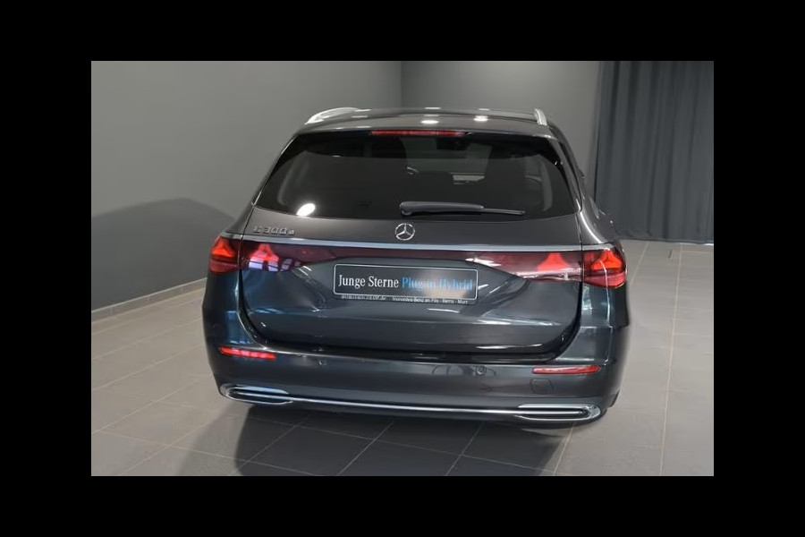 Mercedes-Benz E-Klasse Estate 300e AVANTGARDE ** LED, TREKH, DISTR, SPIEGEL, KEYLESS, AMBIENTE ** 1e EIG - € 23.500,= onder NP - UNFALLFREI ** ** INFORMEER OOK NAAR ONZE AANTREKKELIJKE FINANCIAL-LEASE TARIEVEN ** Mercedes-Benz E-Klasse Estate 300e AVANTGARDE ** LED, TREKH, DISTR, SPIEGEL, KEYLESS, AMBIENTE ** 1e EIG - € 23.500,= onder NP - UNFALLFREI ** ** INFORMEER OOK NAAR ONZE AANTREKKELIJKE FINANCIAL-LEASE TARIEVEN **