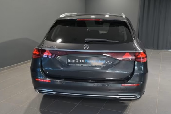 Mercedes-Benz E-Klasse Estate 300e AVANTGARDE ** LED, TREKH, DISTR, SPIEGEL, KEYLESS, AMBIENTE ** 1e EIG - € 23.500,= onder NP - UNFALLFREI ** ** INFORMEER OOK NAAR ONZE AANTREKKELIJKE FINANCIAL-LEASE TARIEVEN ** Mercedes-Benz E-Klasse Estate 300e AVANTGARDE ** LED, TREKH, DISTR, SPIEGEL, KEYLESS, AMBIENTE ** 1e EIG - € 23.500,= onder NP - UNFALLFREI ** ** INFORMEER OOK NAAR ONZE AANTREKKELIJKE FINANCIAL-LEASE TARIEVEN **