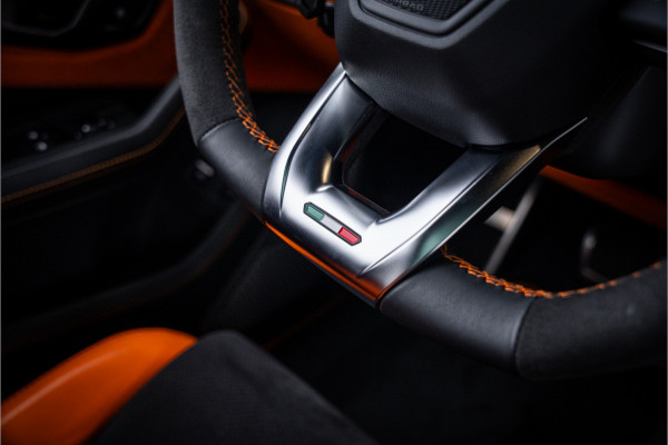 Lamborghini Urus Graphite Capsule 4.0 V8 - Dealeronderhouden | Panorama | B&O Advanced | Carbon | Alcantara