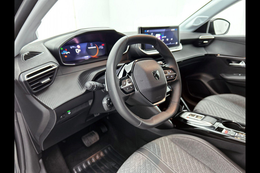 Peugeot 208 1.2 Hybrid 100PK Automaat Allure Navigatie Apple Carplay/Android Auto Airco Parkeer sensoren Cruise Control Lichtmetalen Velgen Peugeot 208 1.2 Hybrid 100PK Automaat Allure Navigatie Apple Carplay/Android Auto Airco Parkeer sensoren Cruise Control Lichtmetalen Velgen
