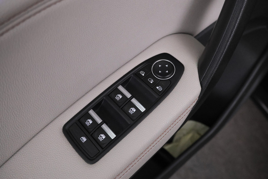 Renault Captur 1.3 TCe 155 Initiale Paris Automaat, Panorama, Volleder Renault Captur 1.3 TCe 155 Initiale Paris Automaat, Panorama, Volleder