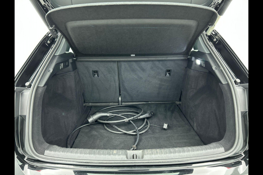 Audi Q4 e-tron 40 Launch edition Advanced 77 kWh Navigatie Apple Carplay/Android Auto Parkeersensoren Cruise Control Elektrische achterklep Ledverlichting Stoelverwarming Virtual Cockpit Climate Control Lichtmetalen velgen