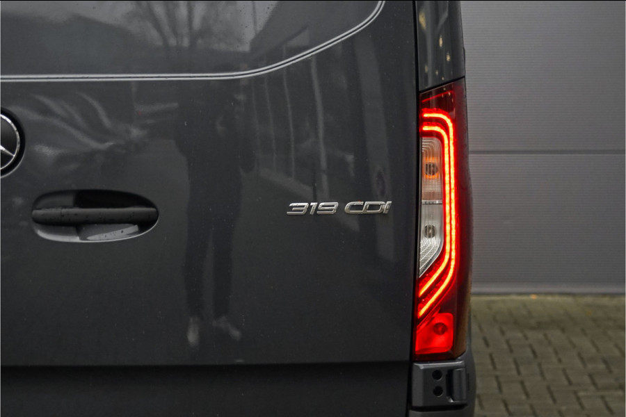 Mercedes-Benz Sprinter 319 1.9 CDI L2H2 RWD BPM Vrij 2x Auto Schuifdeur Distronic Camera Navi Trekhaak 3.5T Mercedes-Benz Sprinter 319 1.9 CDI L2H2 RWD BPM Vrij 2x Auto Schuifdeur Distronic Camera Navi Trekhaak 3.5T