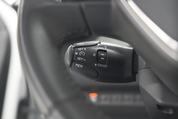 Peugeot 2008 PureTech 102 Allure Pack | Allseason Banden | Parkeersensoren | Apple Carplay Peugeot 2008 PureTech 102 Allure Pack | Allseason Banden | Parkeersensoren | Apple Carplay
