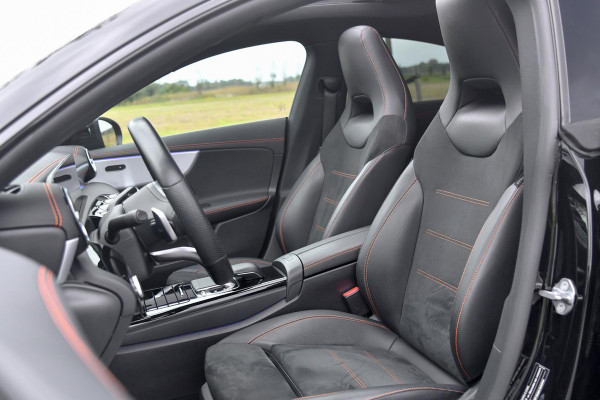 Mercedes-Benz CLA-Klasse 200 AMG Edition 1. Pano, Burm, Camera, Sfeer, CarPlay! Mercedes-Benz CLA-Klasse 200 AMG Edition 1. Pano, Burm, Camera, Sfeer, CarPlay!