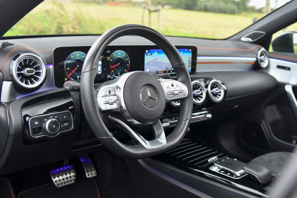 Mercedes-Benz CLA-Klasse 200 AMG Edition 1. Pano, Burm, Camera, Sfeer, CarPlay! Mercedes-Benz CLA-Klasse 200 AMG Edition 1. Pano, Burm, Camera, Sfeer, CarPlay!