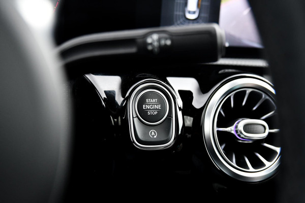 Mercedes-Benz CLA-Klasse 200 AMG Edition 1. Pano, Burm, Camera, Sfeer, CarPlay! Mercedes-Benz CLA-Klasse 200 AMG Edition 1. Pano, Burm, Camera, Sfeer, CarPlay!