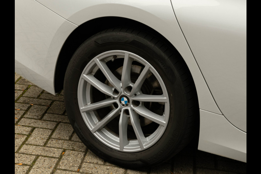 BMW 3-serie 320d - Sportstoelen - Trekhaak - 1-Hand - Navigatie - Bluetooth