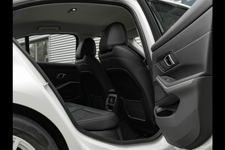 BMW 3-serie 320d - Sportstoelen - Trekhaak - 1-Hand - Navigatie - Bluetooth