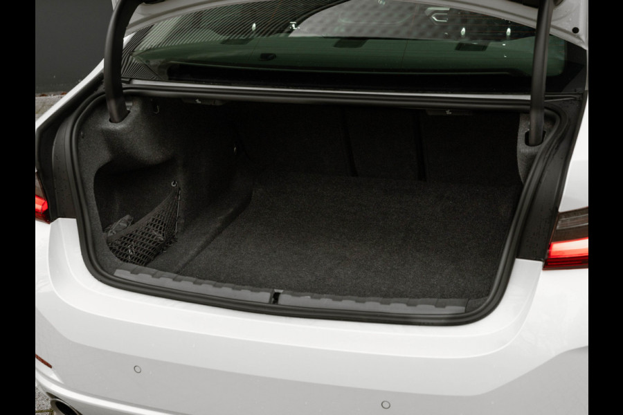 BMW 3-serie 320d - Sportstoelen - Trekhaak - 1-Hand - Navigatie - Bluetooth