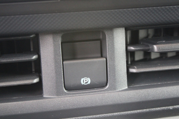 Ford Transit Custom 320 2.0 TDCI L2H1 Trend 136pk - Carplay - Android - Camera - LED koplampen - Airbag bijrijder - 70l tank - Rijklaar