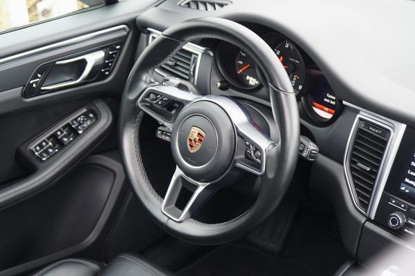 Porsche Macan 2.0 + PANORAMADAK / LUCHTVERING / 21" / MEMORY Porsche Macan 2.0 + PANORAMADAK / LUCHTVERING / 21" / MEMORY