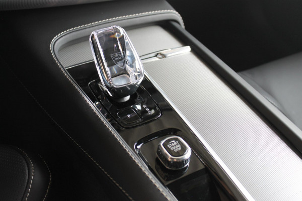 Volvo XC90 T8 455PK Automaat Recharge AWD Ultimate Bright Long Range / Panoramisch schuif-kanteldak / Luchtvering / Semi elektrisch wegklapbare trekhaak / 21" lichtmetalen velgen Volvo XC90 T8 455PK Automaat Recharge AWD Ultimate Bright Long Range / Panoramisch schuif-kanteldak / Luchtvering / Semi elektrisch wegklapbare trekhaak / 21" lichtmetalen velgen