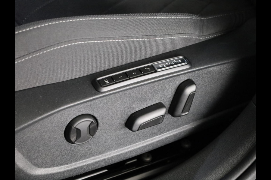 Volkswagen Golf 1.4 eHybrid Style 204 PK DSG PHEV | Navigatie | 17 inch LM velgen | Stoel- en Stuurverwarming |