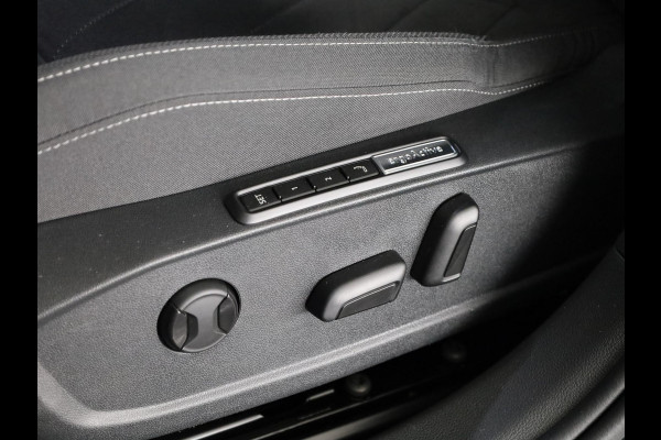 Volkswagen Golf 1.4 eHybrid Style 204 PK DSG PHEV | Navigatie | 17 inch LM velgen | Stoel- en Stuurverwarming |