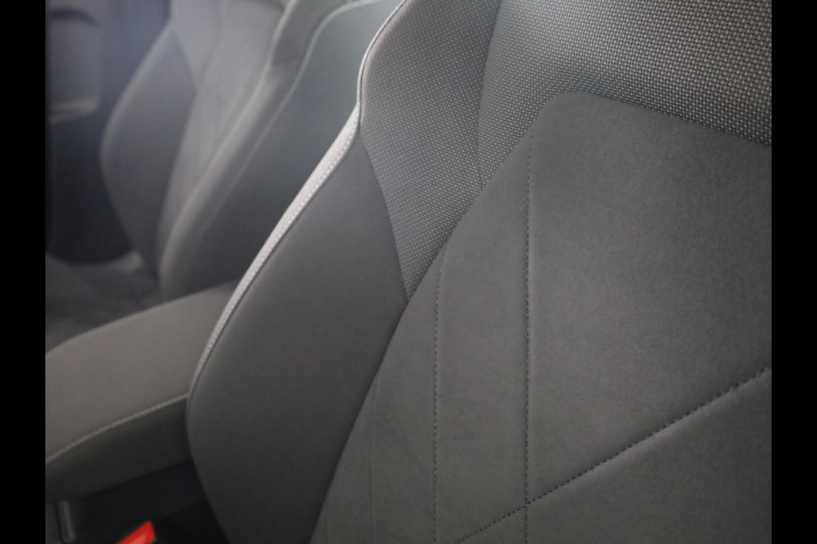 Volkswagen Golf 1.4 eHybrid Style 204 PK DSG PHEV | Navigatie | 17 inch LM velgen | Stoel- en Stuurverwarming |