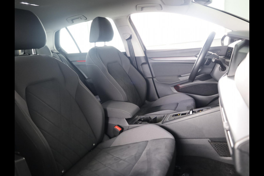 Volkswagen Golf 1.4 eHybrid Style 204 PK DSG PHEV | Navigatie | 17 inch LM velgen | Stoel- en Stuurverwarming |