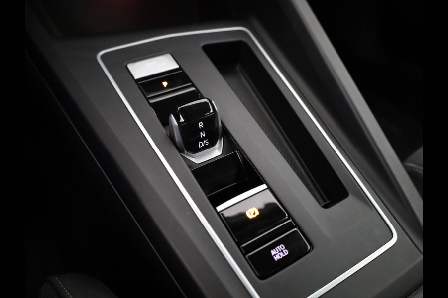 Volkswagen Golf 1.4 eHybrid Style 204 PK DSG PHEV | Navigatie | 17 inch LM velgen | Stoel- en Stuurverwarming |