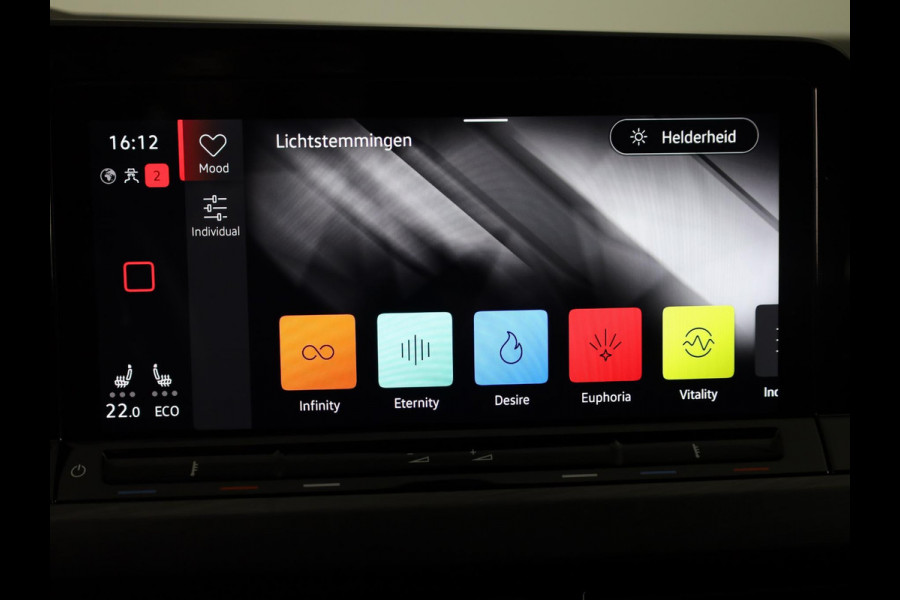 Volkswagen Golf 1.4 eHybrid Style 204 PK DSG PHEV | Navigatie | 17 inch LM velgen | Stoel- en Stuurverwarming |