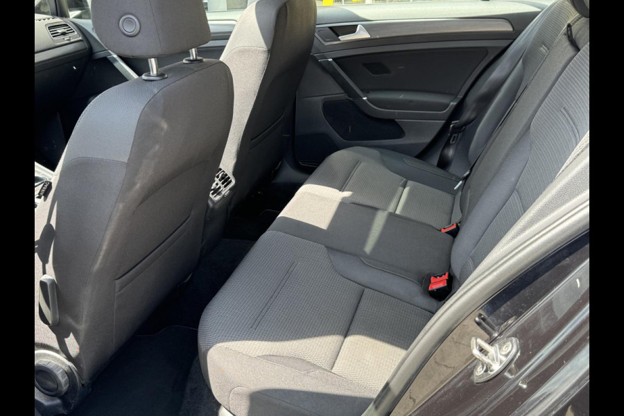 Volkswagen Golf 1.0 TSI Business Edition - Panorama dak I Navigatie I Airco I LED I PDC I "19"Sport velgen I Dealer onderhouden