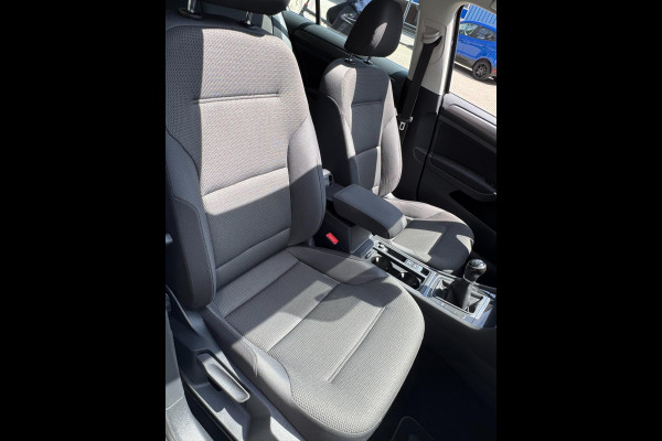 Volkswagen Golf 1.0 TSI Business Edition - Panorama dak I Navigatie I Airco I LED I PDC I "19"Sport velgen I Dealer onderhouden