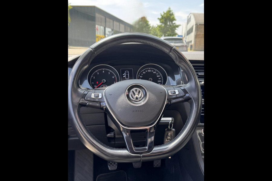 Volkswagen Golf 1.0 TSI Business Edition - Panorama dak I Navigatie I Airco I LED I PDC I "19"Sport velgen I Dealer onderhouden
